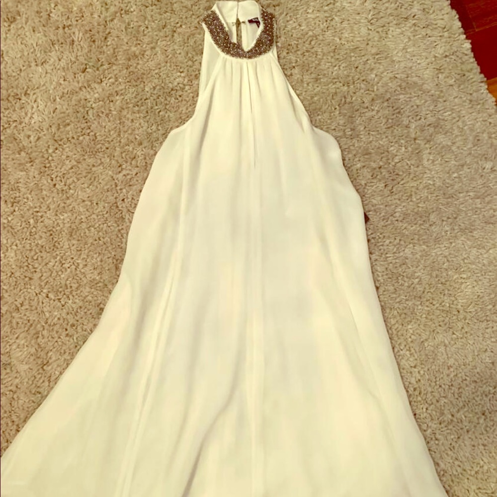 Around the neck white dress with beaded collar